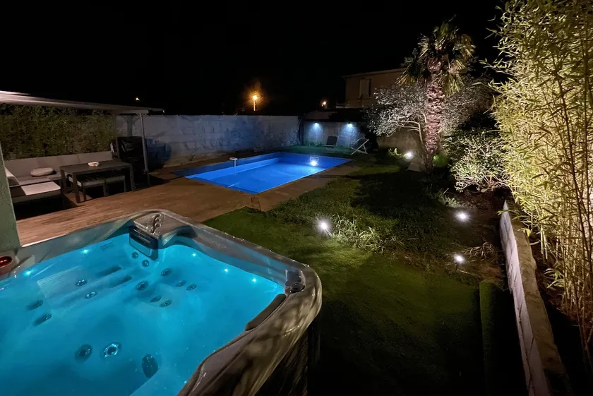 Unique! jacuzzi privé 35°C + cinéma Villa entière - Image 1