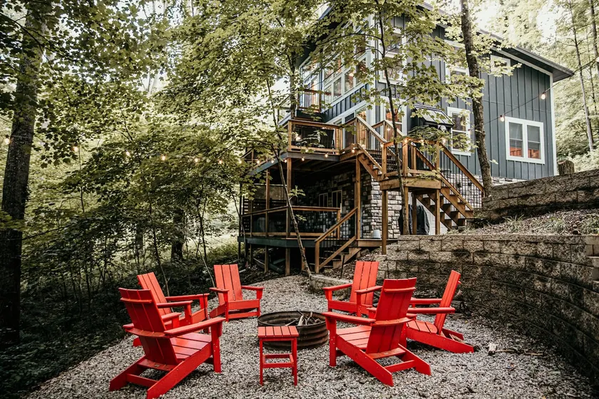 Private Trail, Hot Tub, Sauna, Firepit, Indoor Gym - Image 1