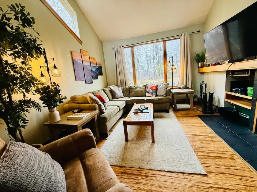 Gorgeous Dog Friendly 2BR 2.5 Bath w/ Pool Sauna - Image 1