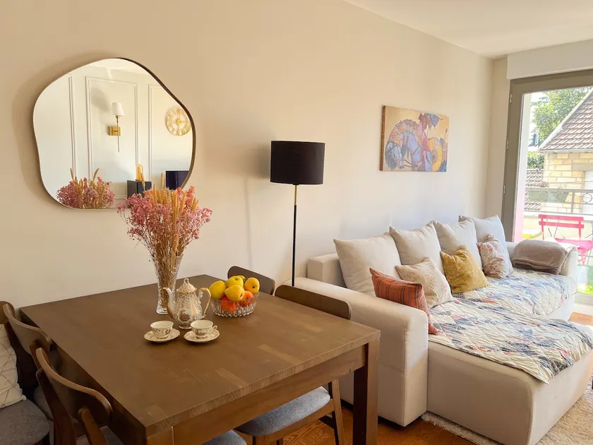 Modern 5* 2-Bedroom Gem with balcony near Paris - Image 1