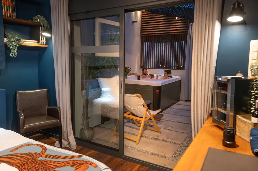 Yanna Lodge, 4* cottage with fully covered hot tub - Image 1