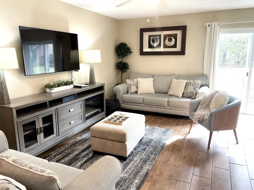 Light-filled, Cozy Home in the Heart of Town 211 - Image 1