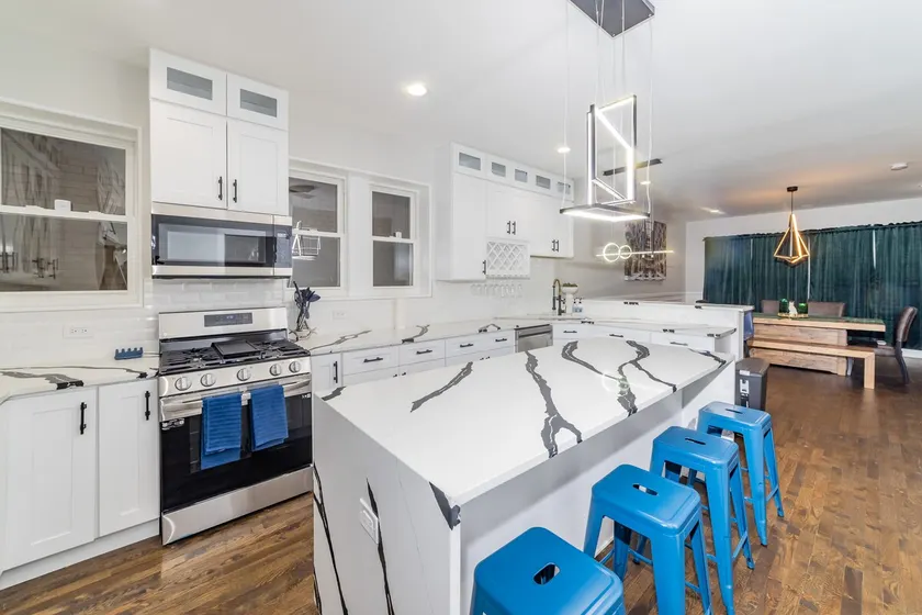 Lux 4BR Lakeshore: W/Rftop Book Now! - Image 1