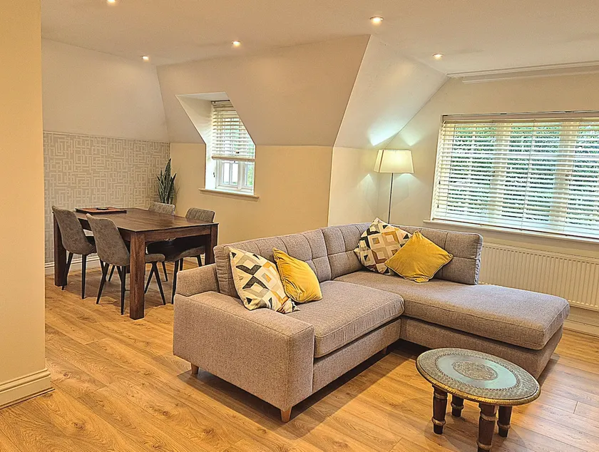 One Bedroom Apartment with Parking, Winchester - Image 1