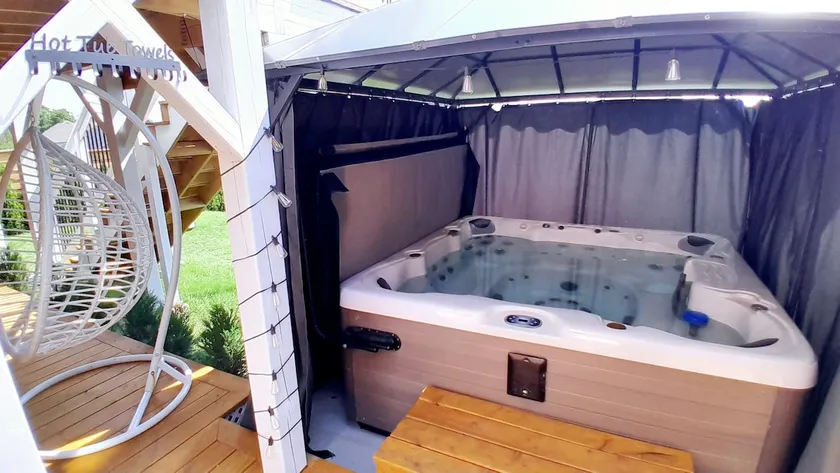 Cedar-View Apartment with Hot Tub (3 Bedrooms) - Image 1