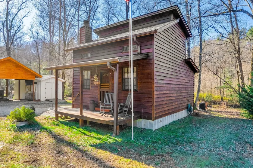 Little Cabin on the Creek - Image 1