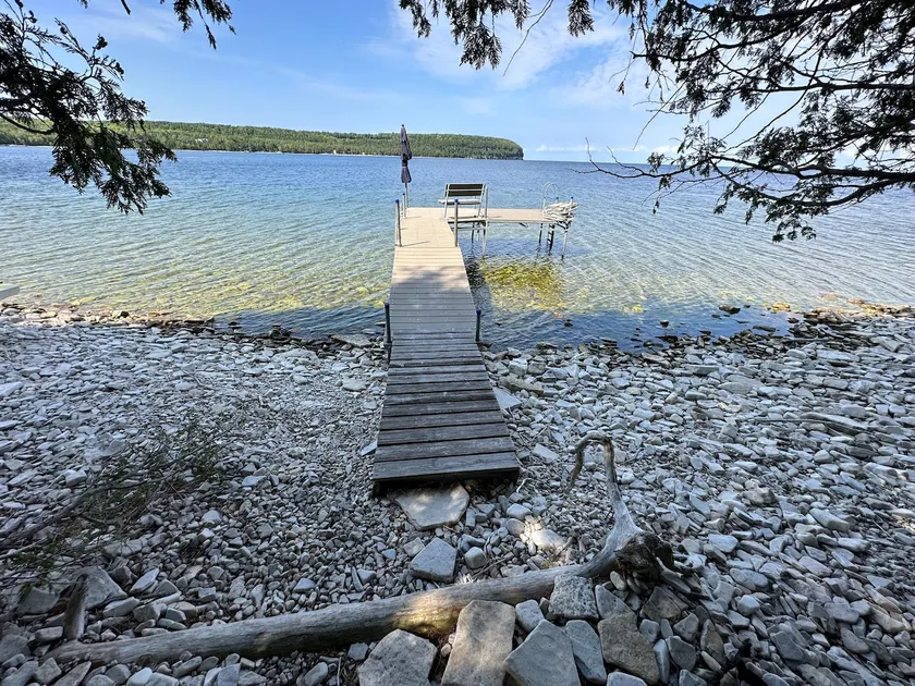 Gigi's Place…. Wooded Waterfront sleeps 13 - Image 1