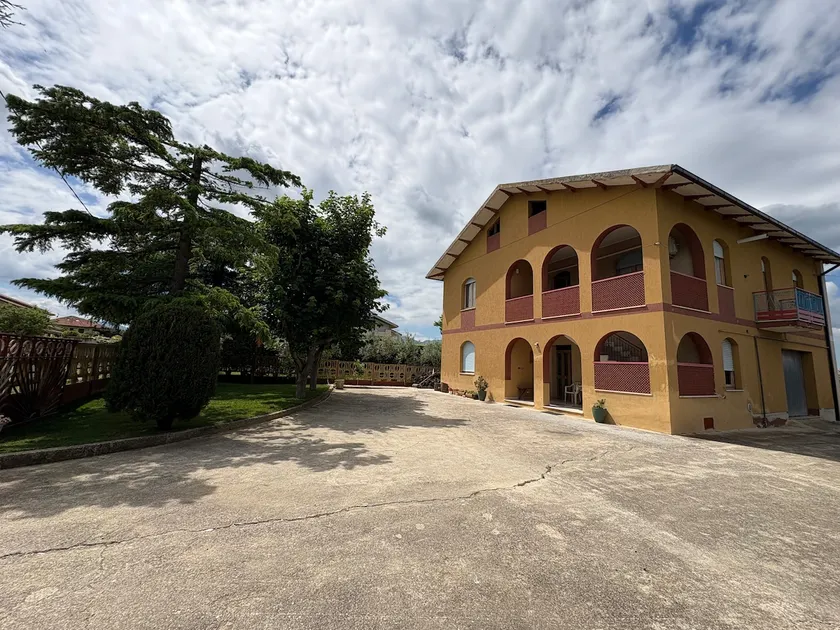 Spacious house with parking, comfort and relaxation - Image 1