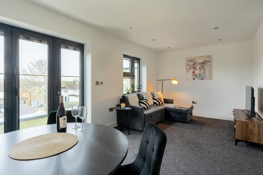 Modern and Stylish Two Bedroom Flat - Image 1