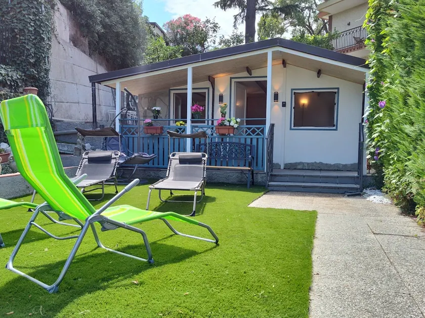 Detached house with garden and parking space - Image 1