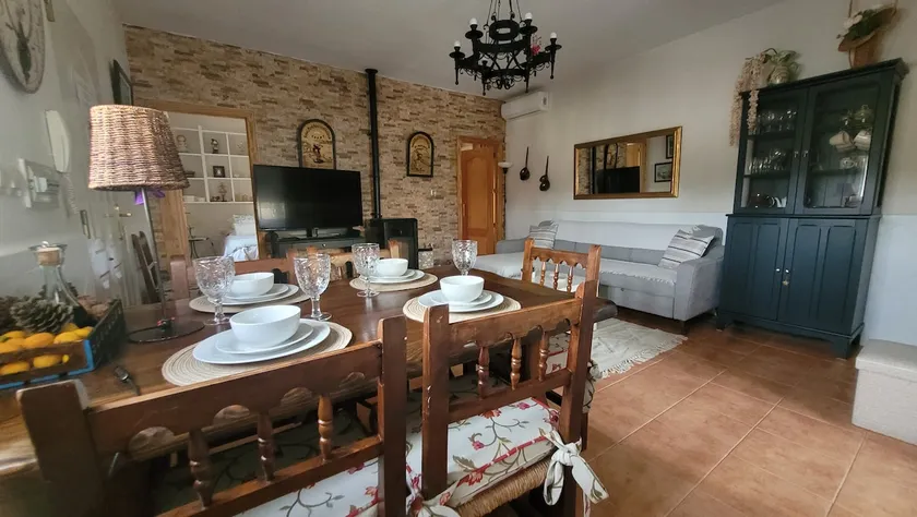 Guest house in Otura - Image 1