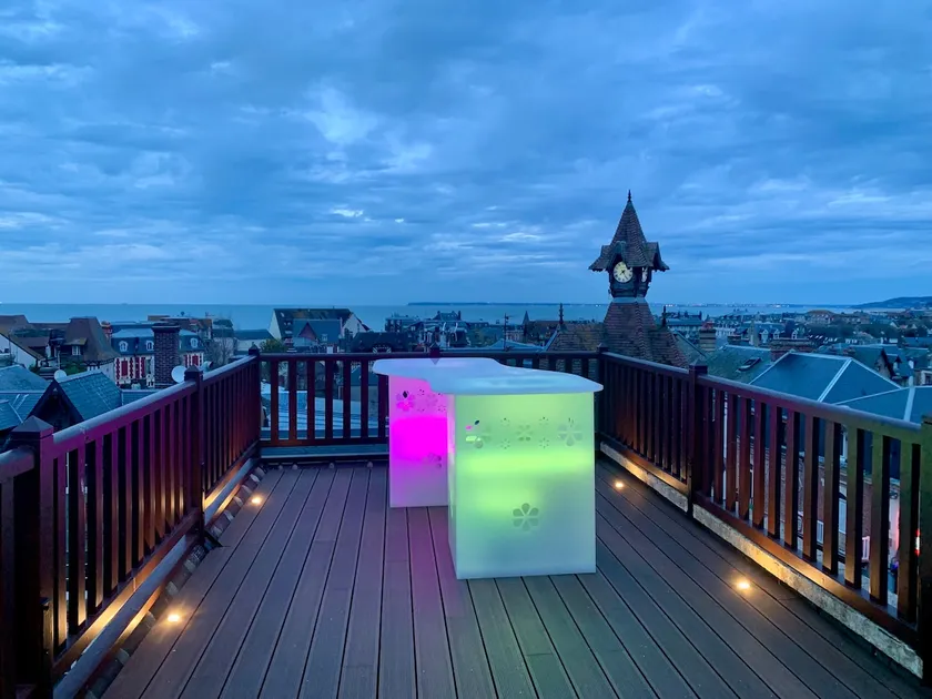 Rooftop panoramic sea view. Downtown. Garage. - Image 1