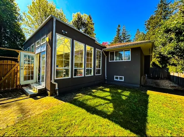 3BR/3BA 5 Min to YVR Kerrisdale Stay - Image 1