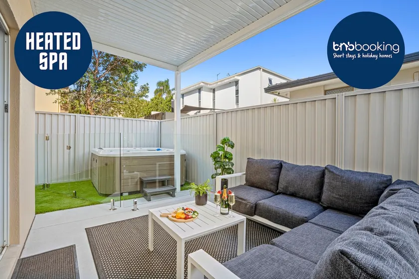 Coastal Central 3BR - Spa, Surfers Paradise, AC - Image 1