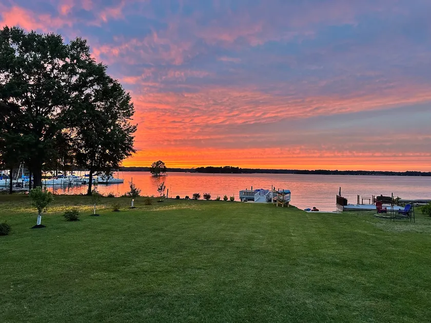 Lake Front 1-BR w/ Private Beach - Image 1