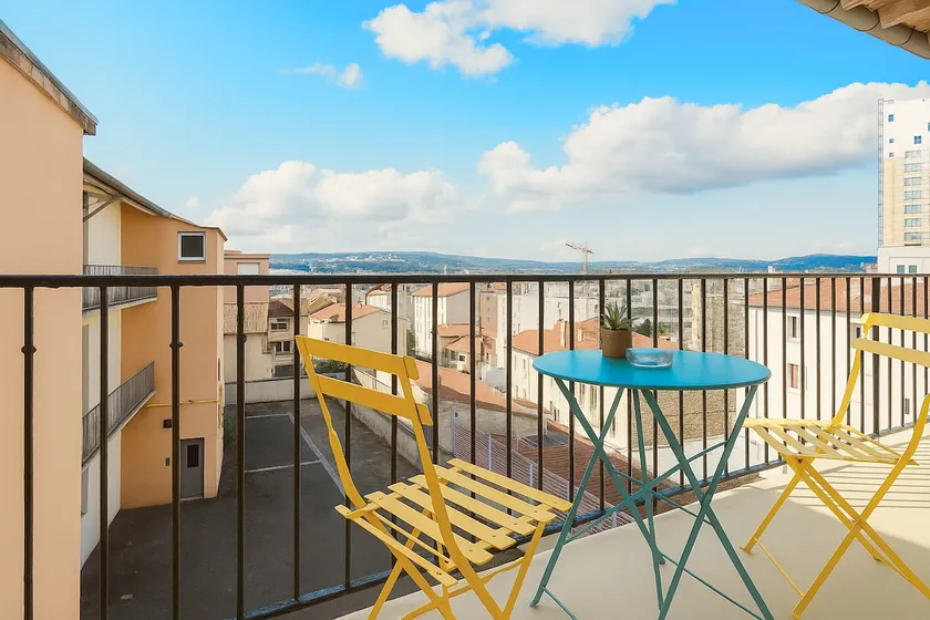 Balcony with view • 3 bedrooms • Train station 5 min away - Image 1