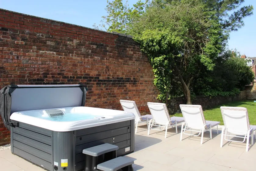 Luxury City Centre Home With Hot Tub & Parking - Image 1