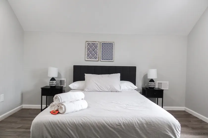 Huge 5BR Near NYC | Parking & Laundry | Sleeps 10 - Image 1