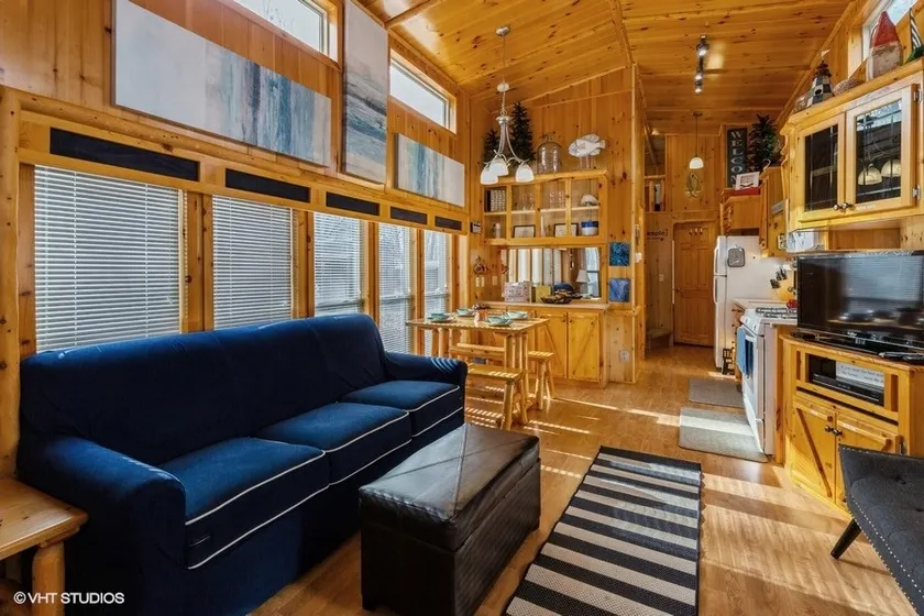 Knotty but Nice-sleeps 6-one minute to lake! - Image 1