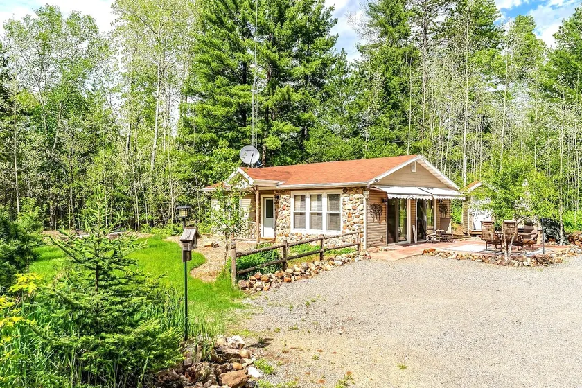 The Cedar Retreat - located on 5 acres - Image 1