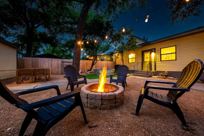 Downtown Family Retreat, Fire Pit, EV Charger - Image 1