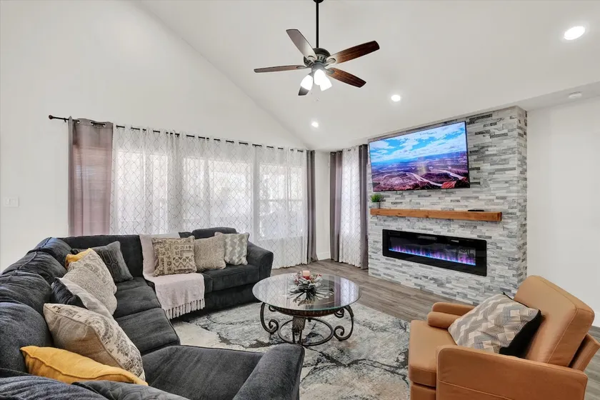 Cozy home, Pool access between Sea-word & Sixflags - Image 1