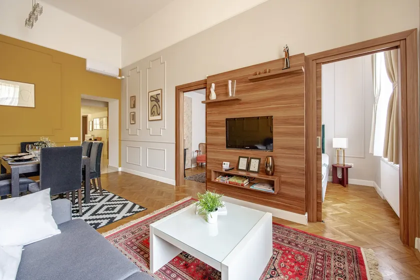 Rare Find! Outstanding location in the Centre! - Image 1