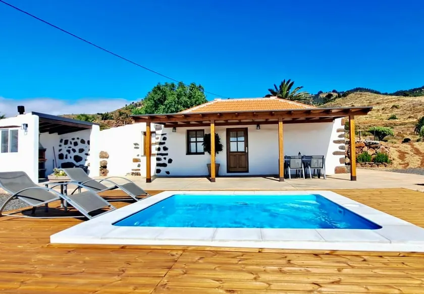 Cozy cottage with a pool - Image 1