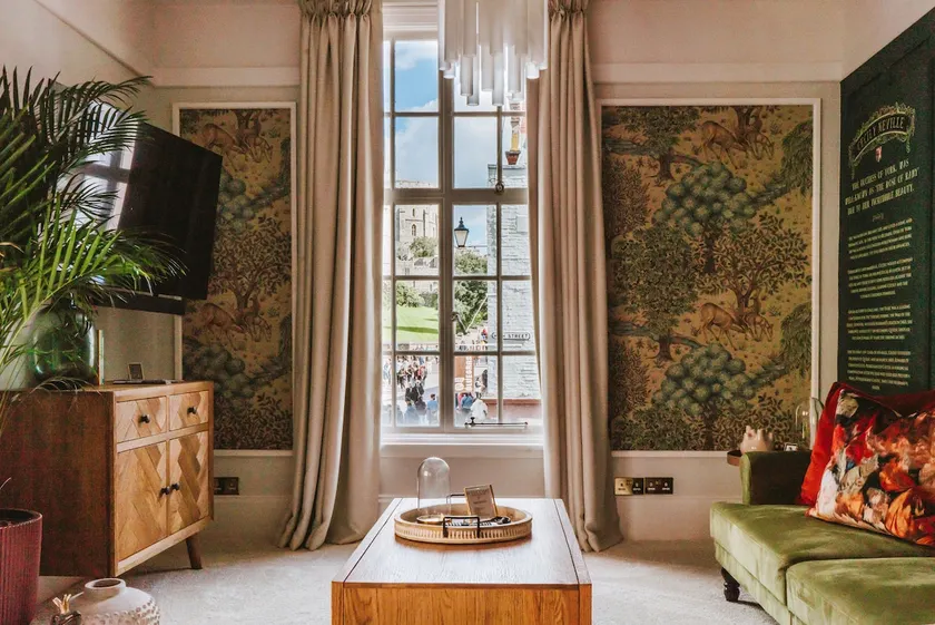 Castle View: Lux Apartment, Spa! Walkto River/Pubs - Image 1