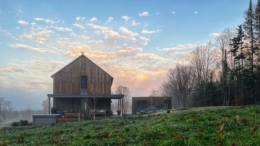 The Grey Barn: Luxe Home w/Fab Fall Foliage Views - Image 1