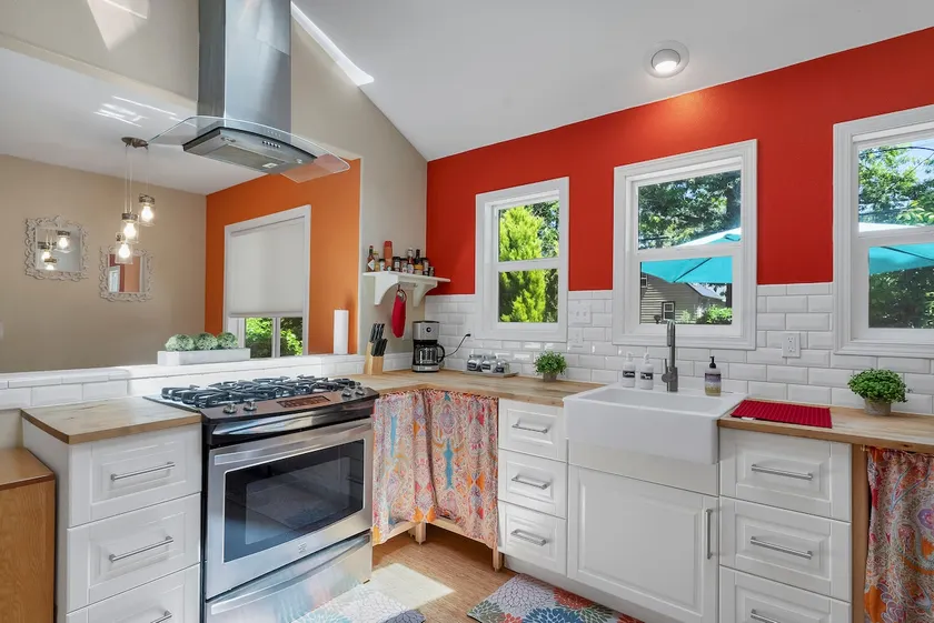 Cozy Creek Cottage with lush backyard. - Image 1