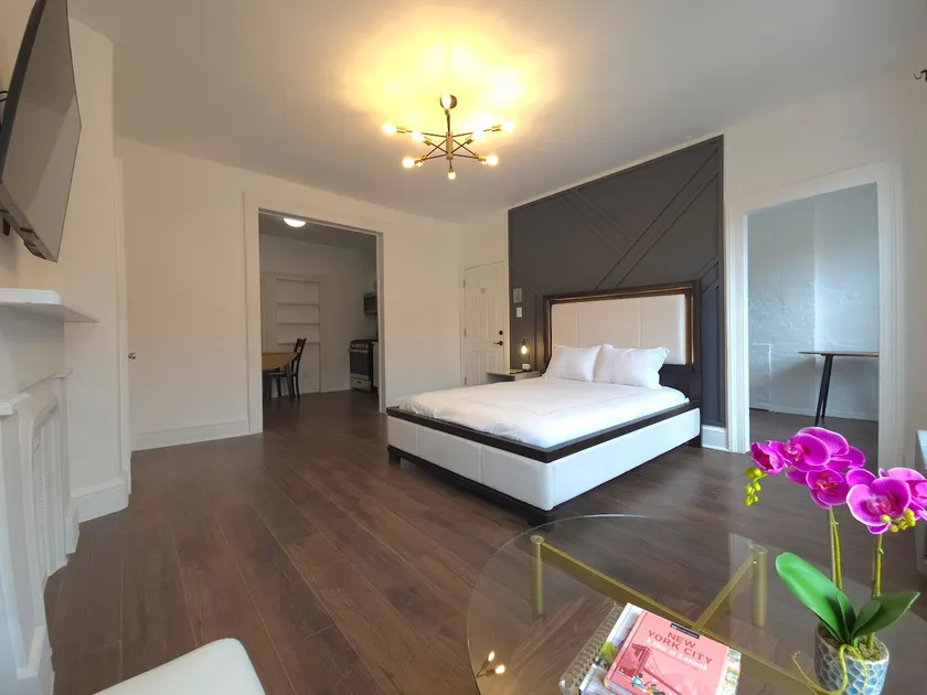 Modern Greenpoint Guesthouse - Image 1