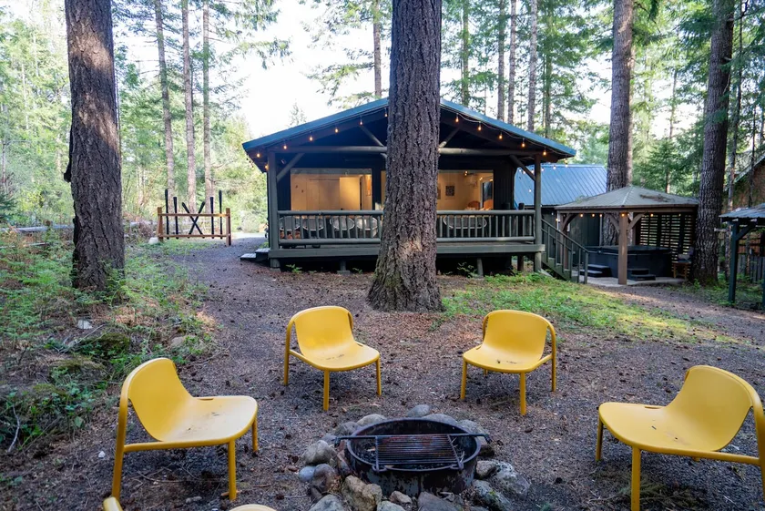 Green Escape: hot tub, A/C, firepit, EV chr, dogs OK - Image 1