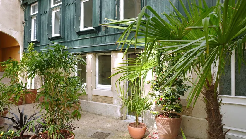 Townhouse with a quiet landscaped courtyard - Image 1