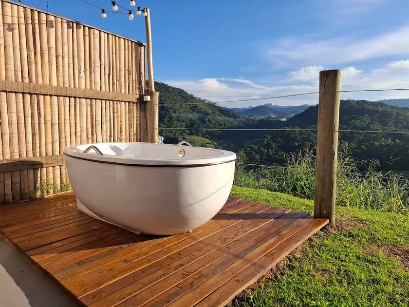 Rural en-suite with a soaking tub - Image 1