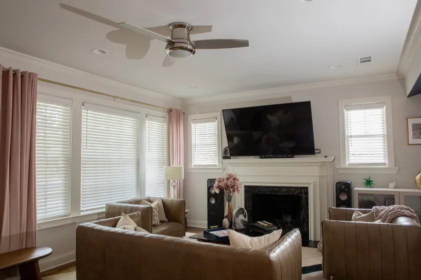 Tudor Style Bungalow with Pool, King & 2 Queens. - Image 1