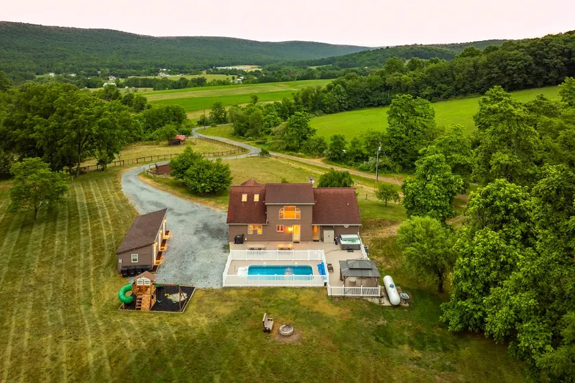 Spacious 7-Bedroom Retreat in Fredericksburg! - Image 1