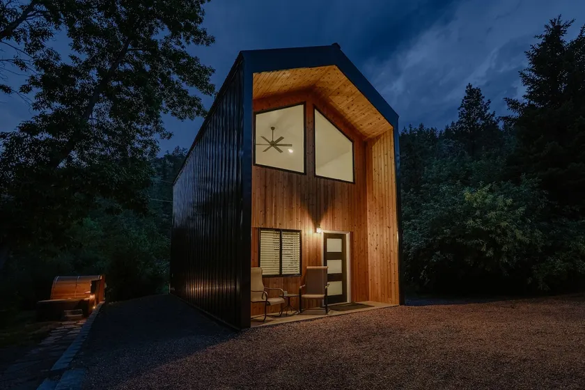 Creek front chalet with hot tub and sauna - Image 1