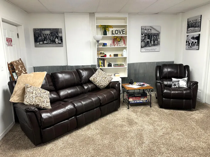 Downtown large 2BR w/ covered front door & parking - Image 1