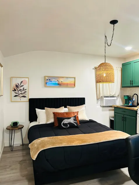 Luxe 2BR Bungalow Retreat | Spa Bath | Kitchen LA - Image 1
