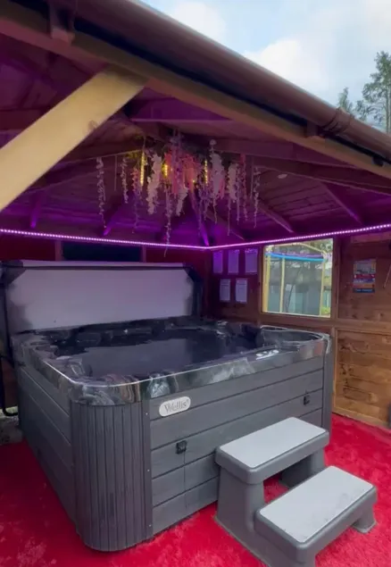 FINN VILLAGE "Raspberry Cottage" Private Garden, 6-seater HOT TUB, Firepit & Pizza Stove - Image 1