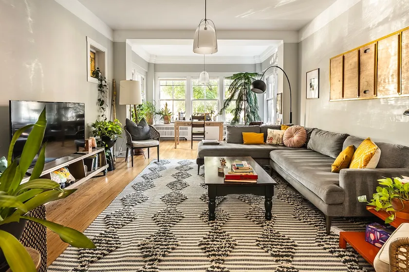 In the Heart of Andersonville-Steps from Clark St. - Image 1