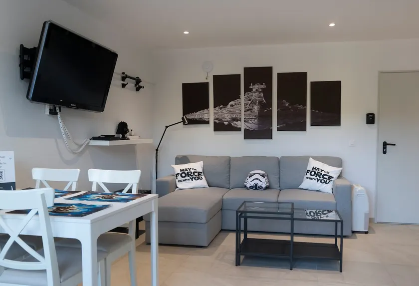 Spacious and bright 2-room apartment – L'Antre de la Force - Image 1