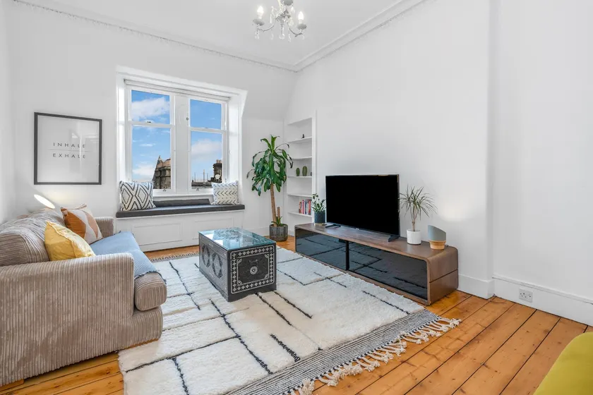 Charming 1BR, Near Castle - Image 1