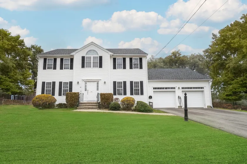 Large Spacious Home w/ Kings and Queen 4BR 2.5B - Image 1