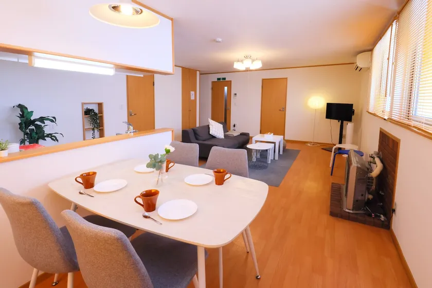 Asahiyama Zoo is 14 minutes by car | Family & Group | Comfortable for 8 people | 160 m² | 2 rooms (entire building rental) | Parking for 4 cars - Image 1