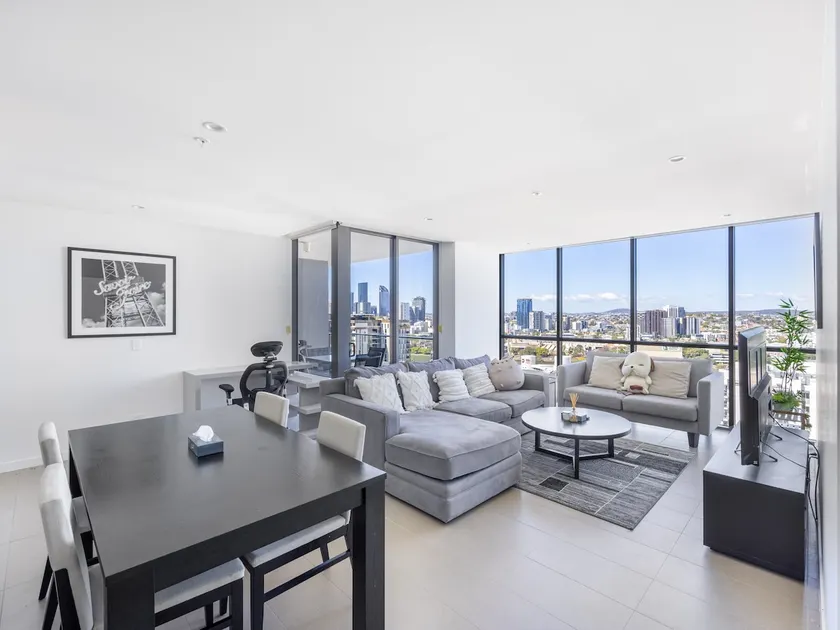 Riverview 2BR delicate Apt, 1min to train station - Image 1