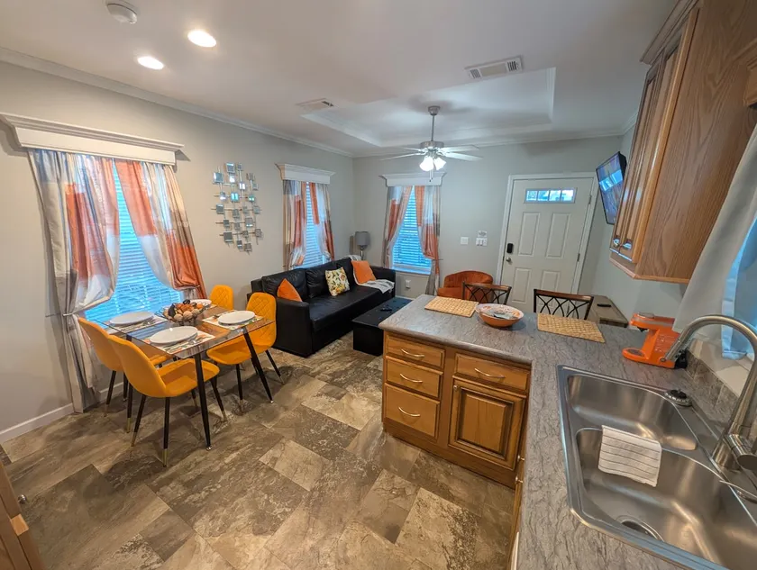 Citrus Lodge. 70” TV. Patio. Quiet & Free Parking - Image 1