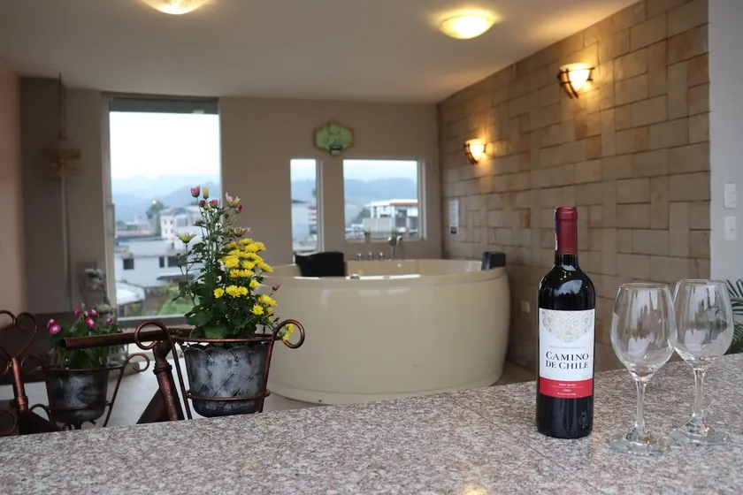 ”El Altar” suite with jacuzzi - Image 1