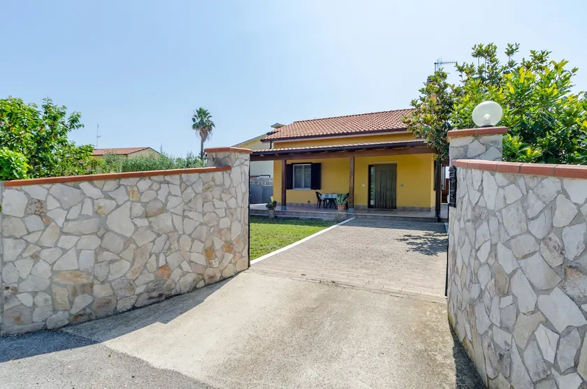 Beach villa with private garden and pergola - Image 1
